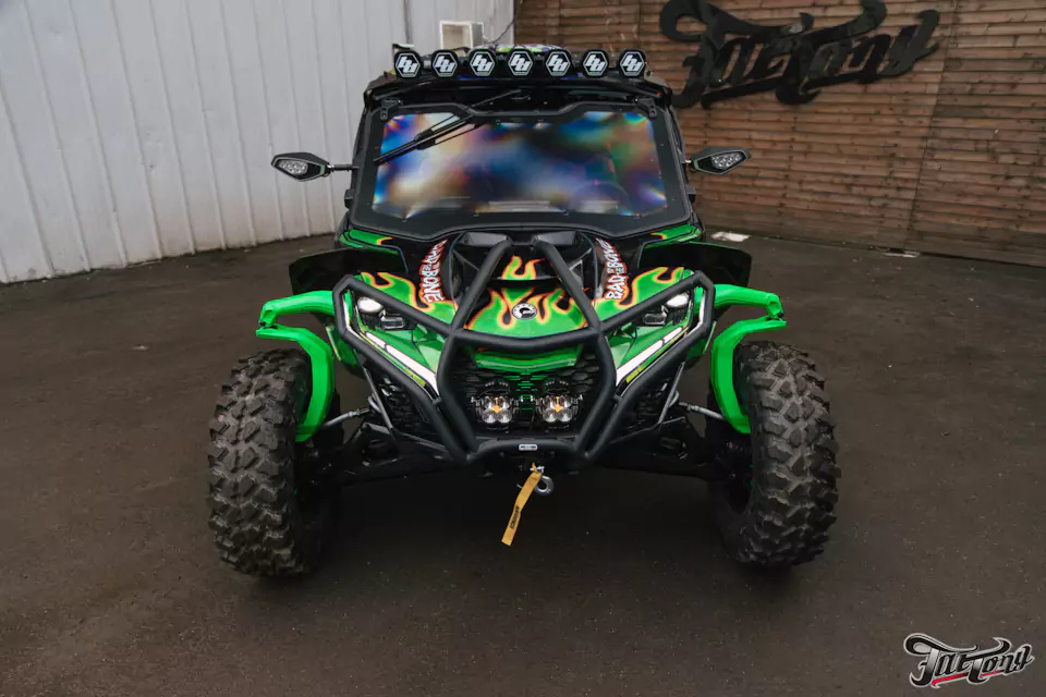 Оклеили багги BRP CAN-AM Maverick R X RS в яркую винилографию!